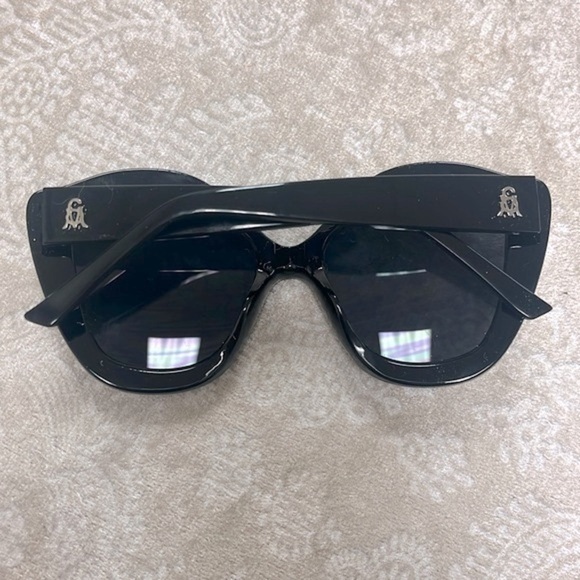 Brand New Steve Madden Oversized Cat Eye Black Sunglasses w/ Rhinestone Accents - Picture 7 of 16